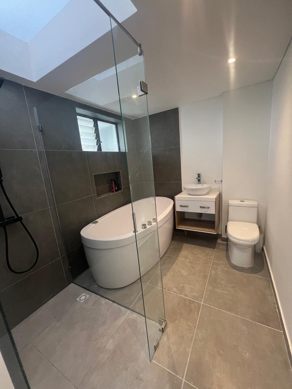 Baño principal con acabados en mármol